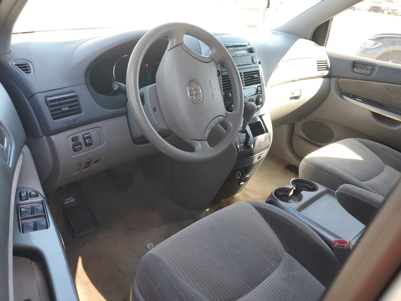 2010 Toyota Sienna - Image 8