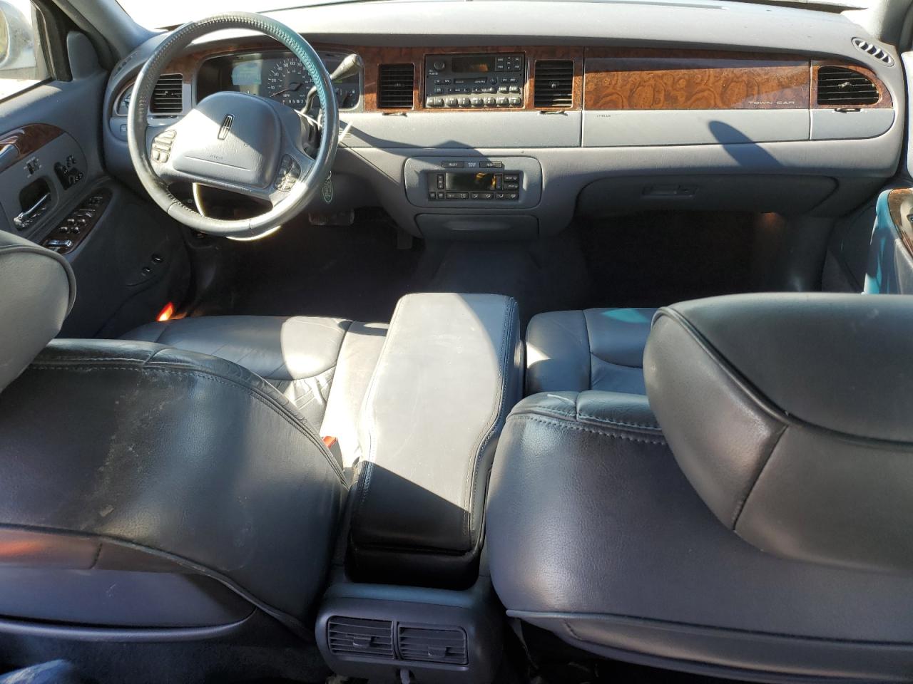 1999 Lincoln Town Car - Image 8