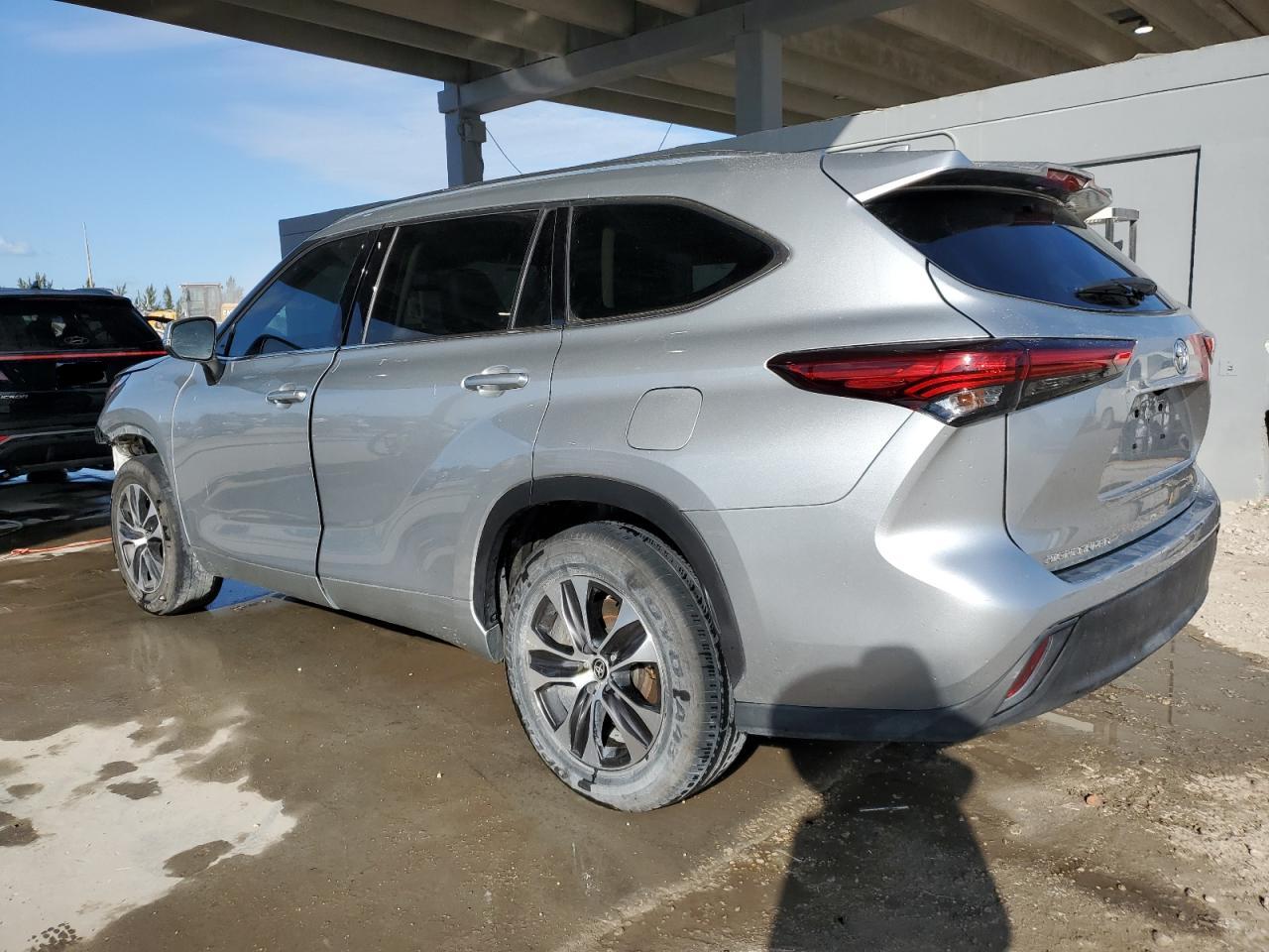 2021 Toyota Highlander - Image 2