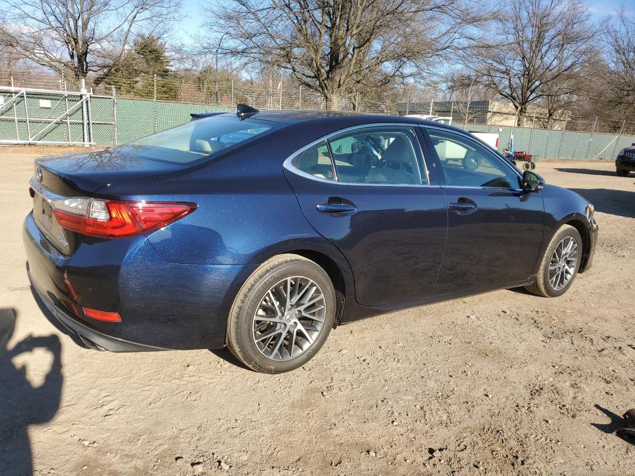 2017 Lexus ES - Image 3