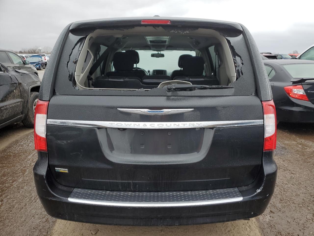 2014 Chrysler Town & Country - Image 6