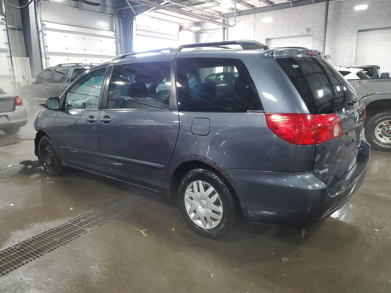 2007 Toyota Sienna - Image 2