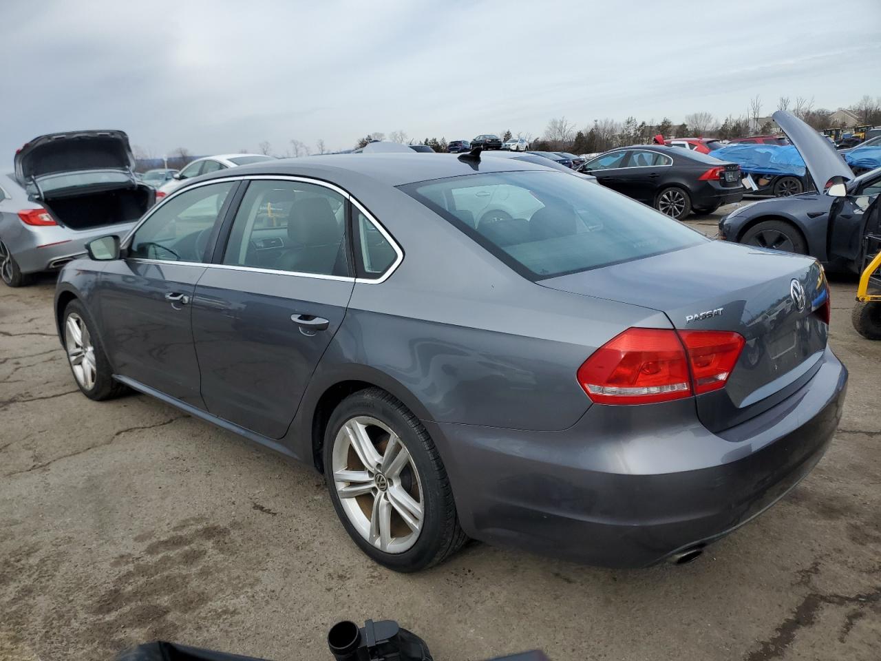 2014 Volkswagen Passat - Image 2