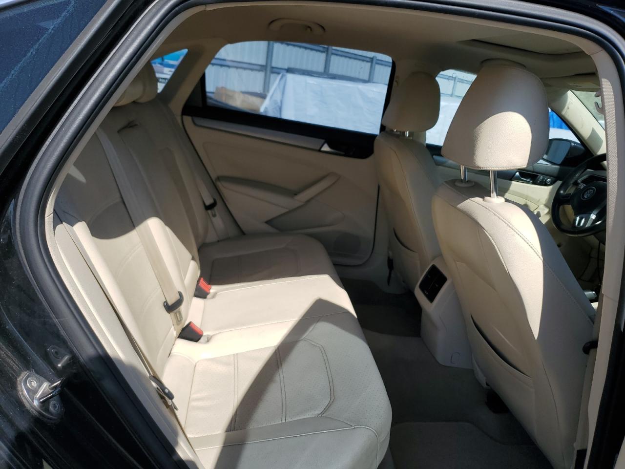 2014 Volkswagen Passat - Image 10