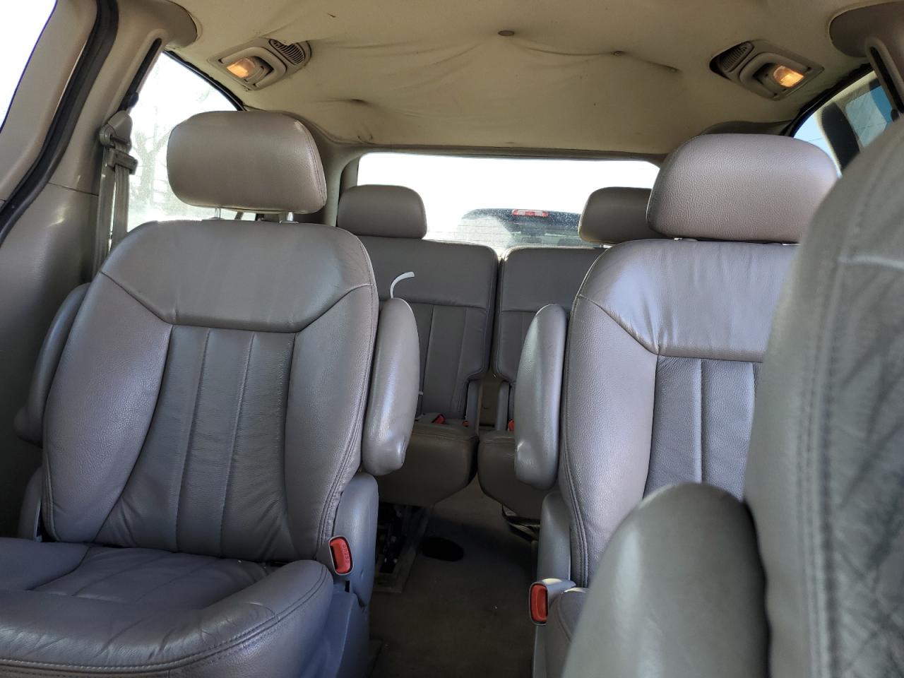 2003 Chrysler Town & Country - Image 10
