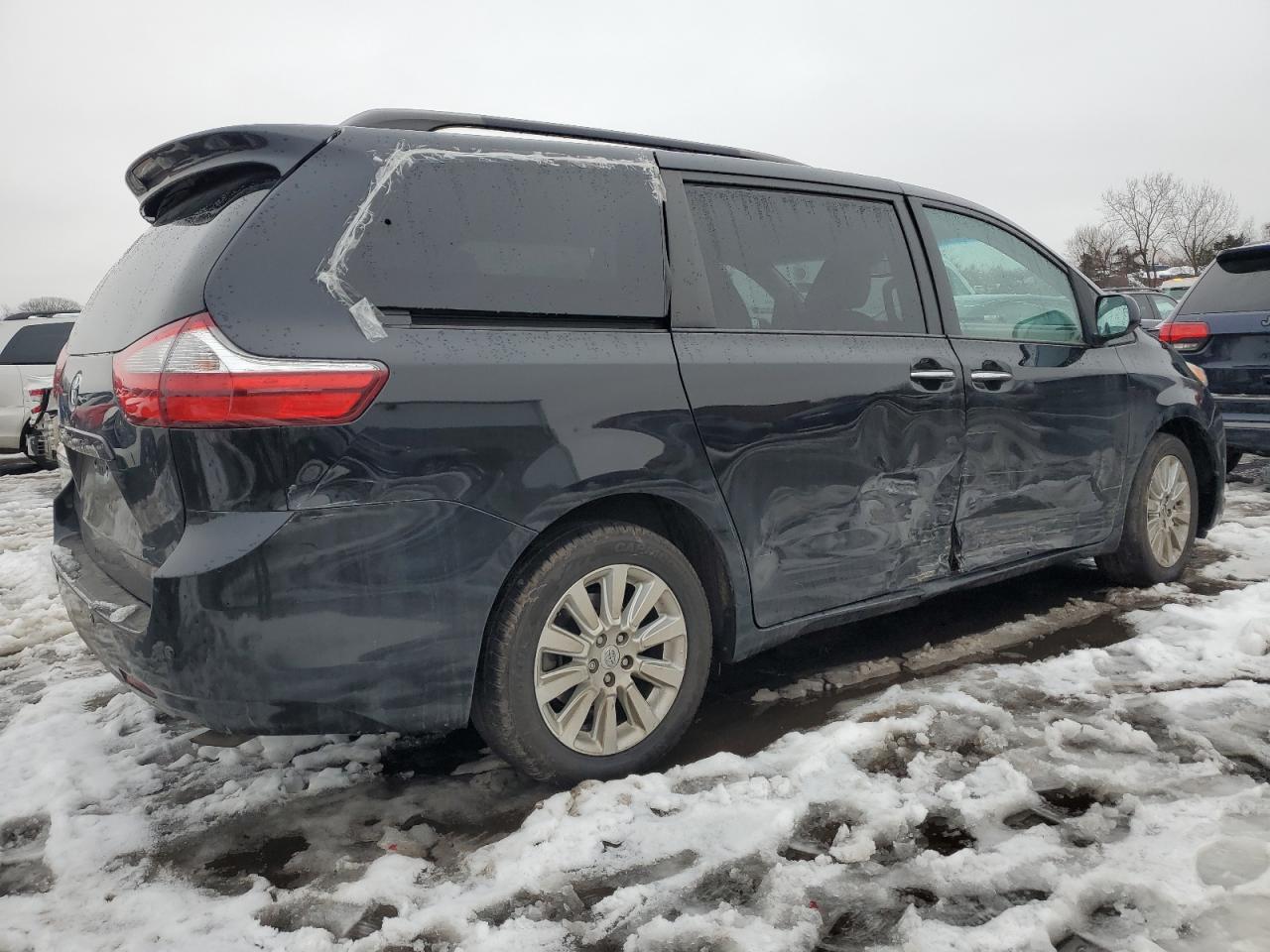 2015 Toyota Sienna - Image 3