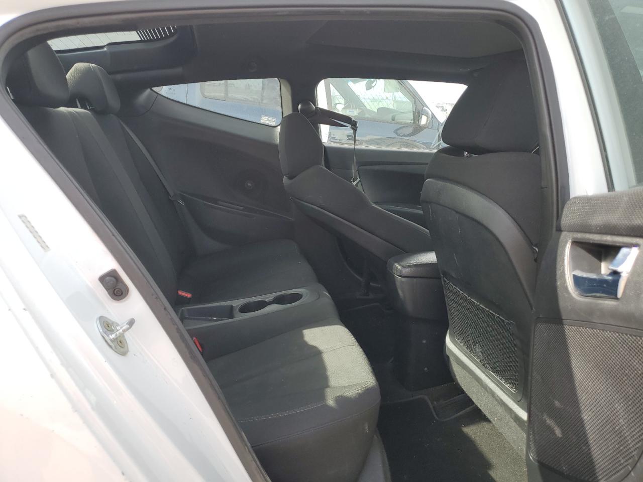 2017 Hyundai Veloster - Image 10