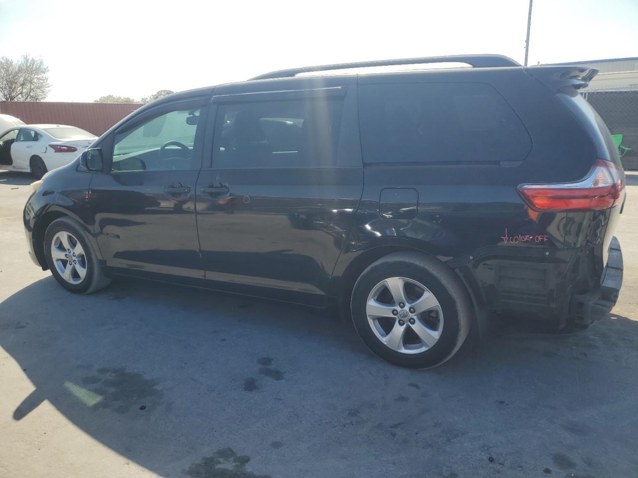 2015 Toyota Sienna - Image 2