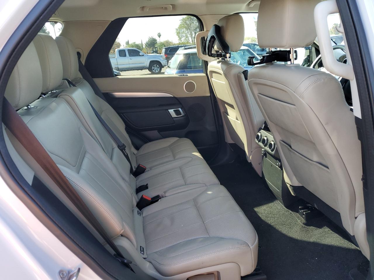2020 Land Rover Discovery - Image 11