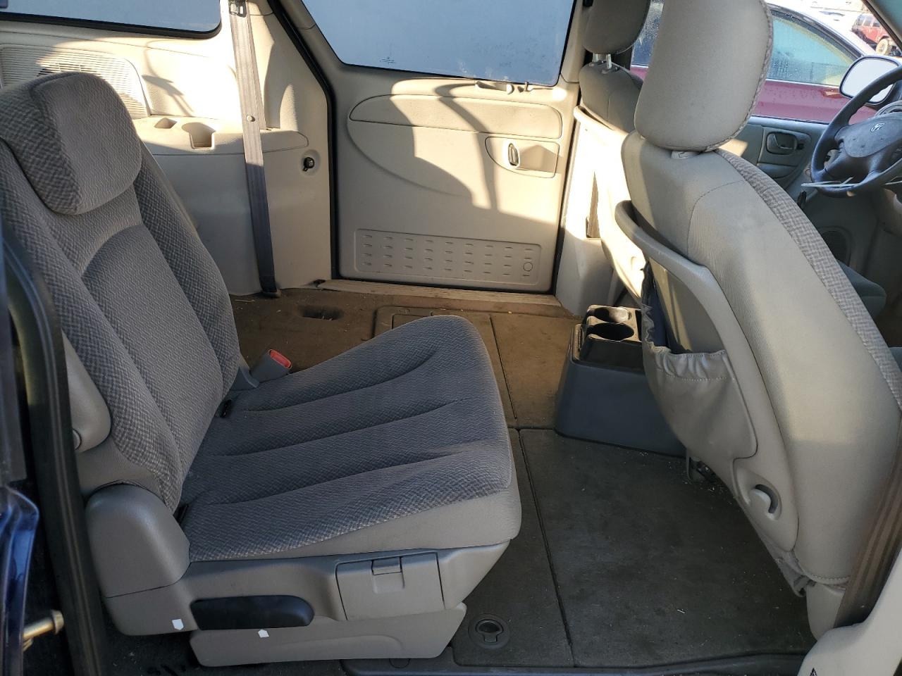 2005 Dodge Caravan - Image 11