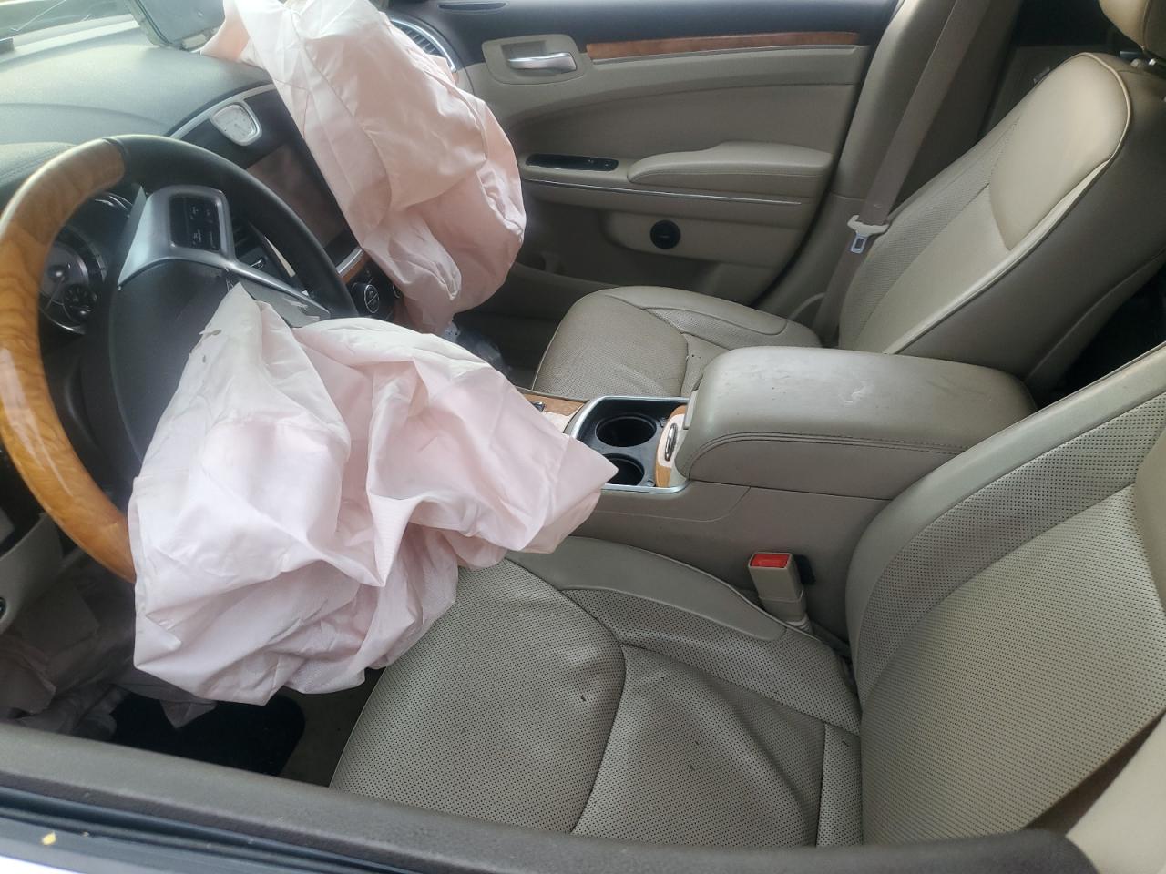 2014 Chrysler 300 - Image 7