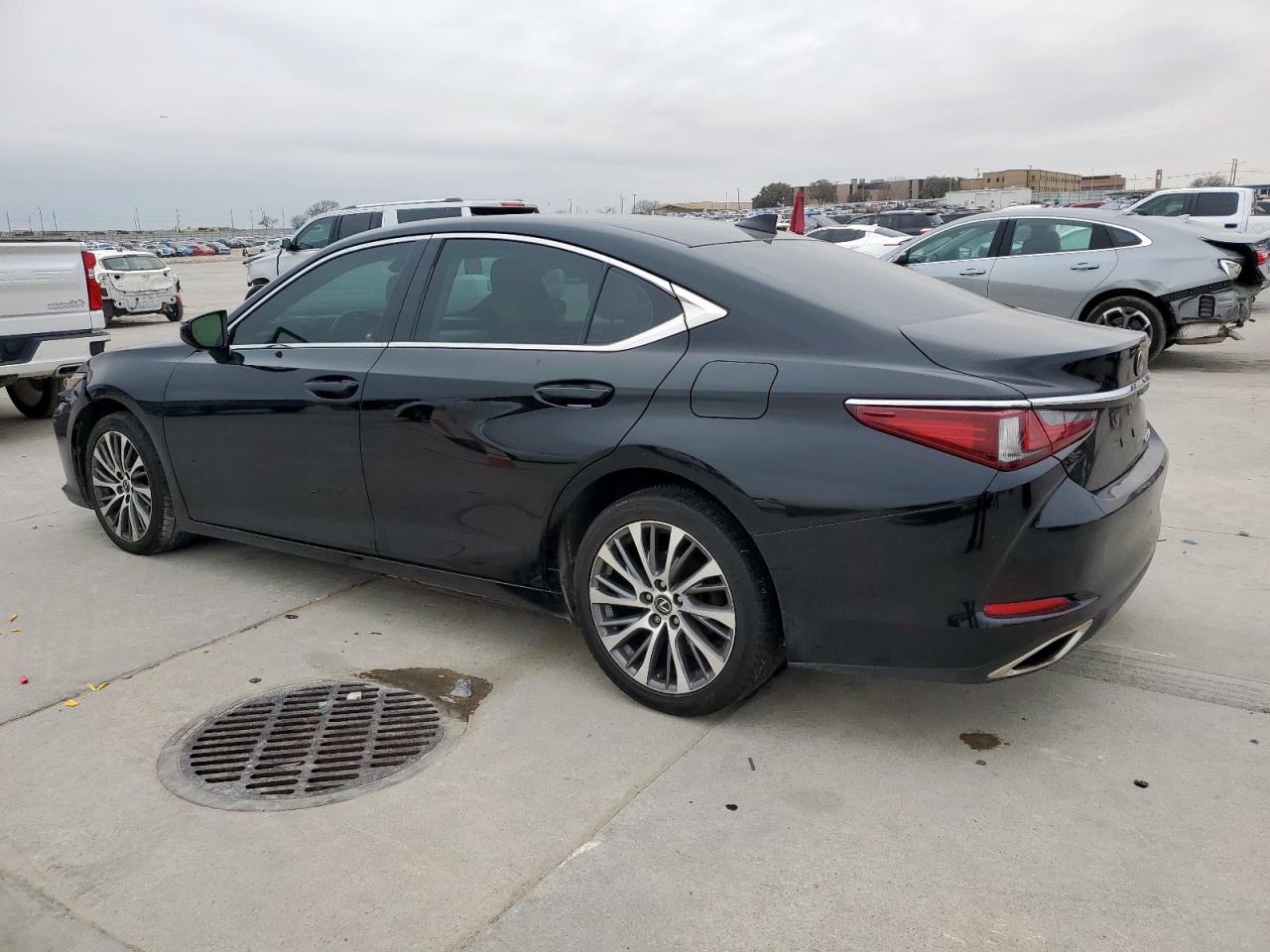 2019 Lexus ES - Image 2