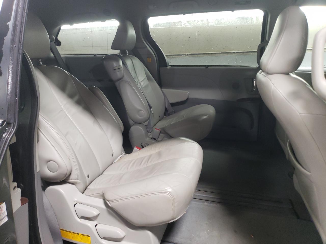 2011 Toyota Sienna - Image 10