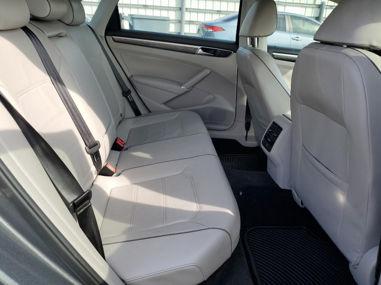 2017 Volkswagen Passat - Image 10