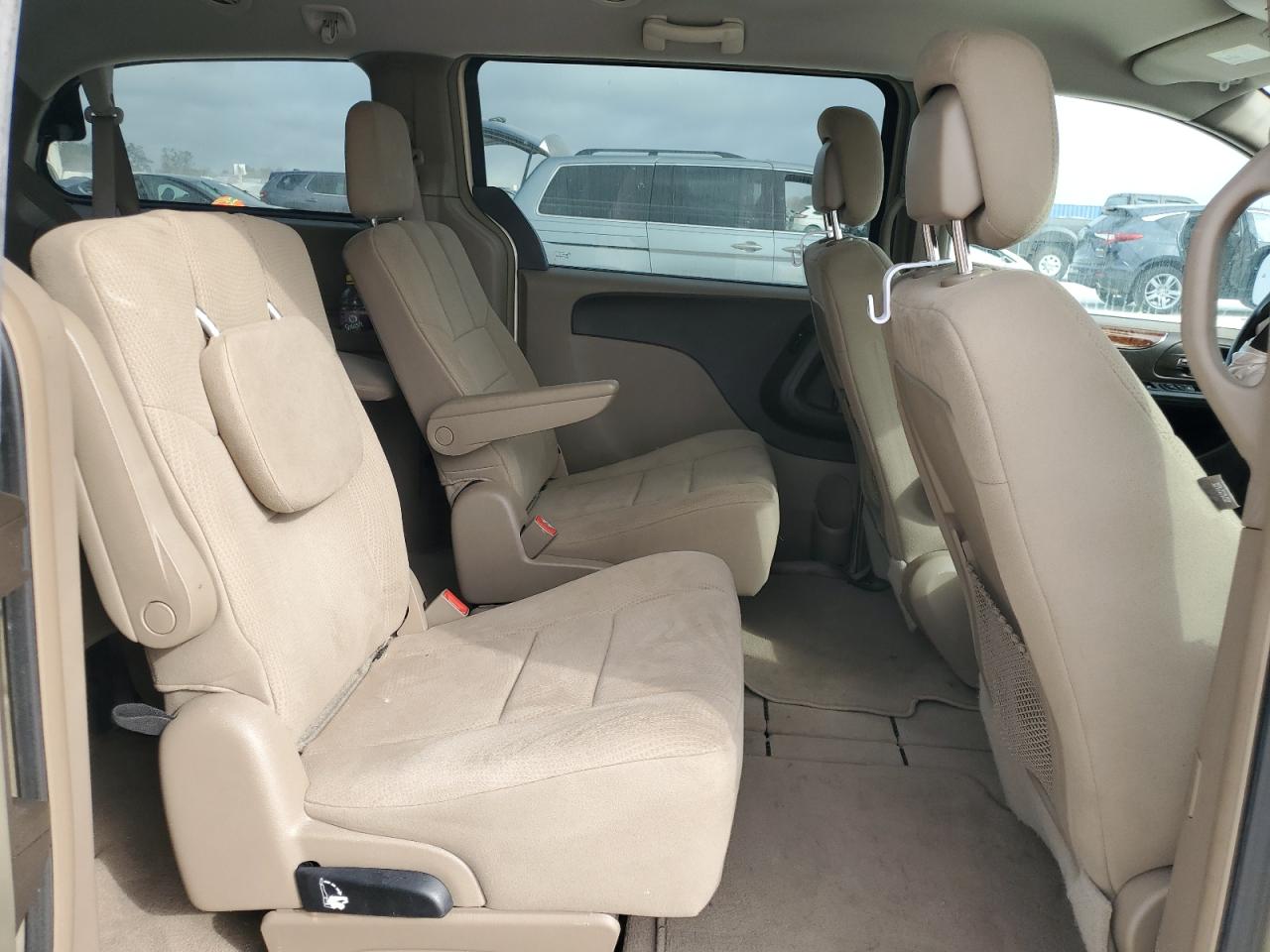 2011 Chrysler Town & Country - Image 11