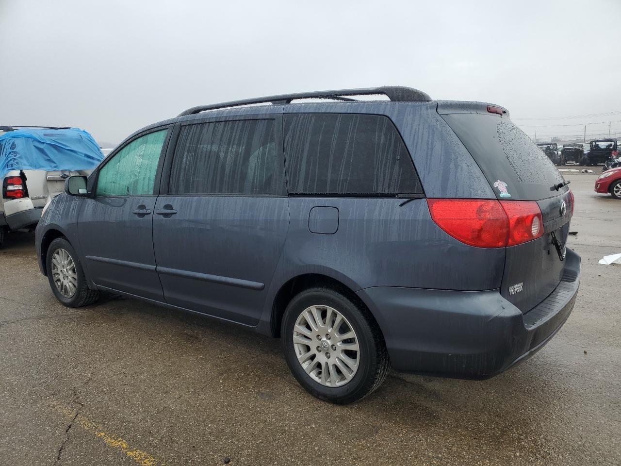 2009 Toyota Sienna - Image 2
