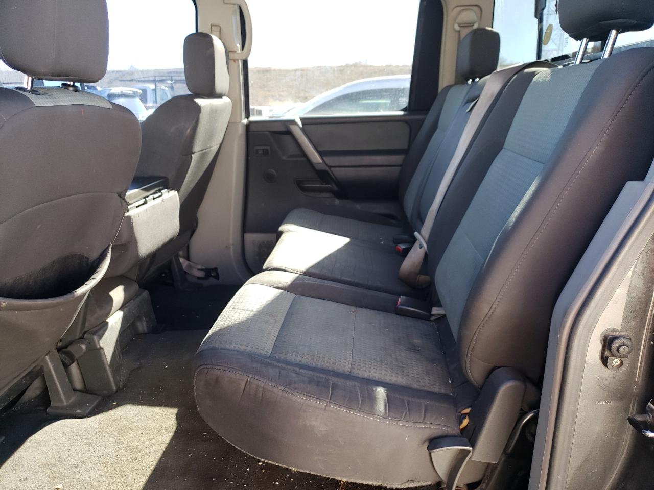 2004 Nissan Titan - Image 10