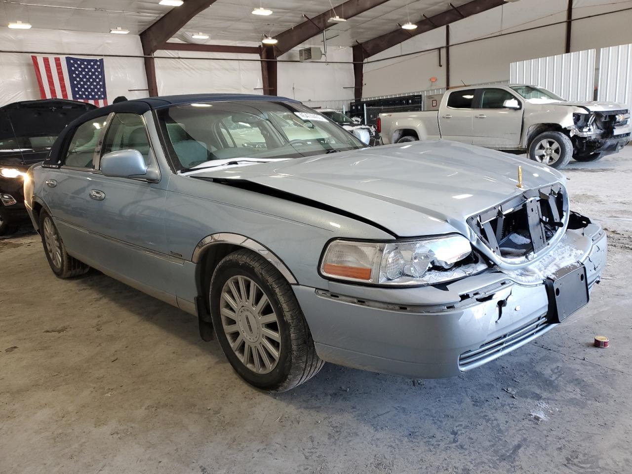 2005 Lincoln Town Car - Image 4