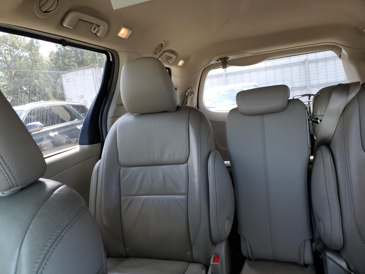 2015 Toyota Sienna - Image 10