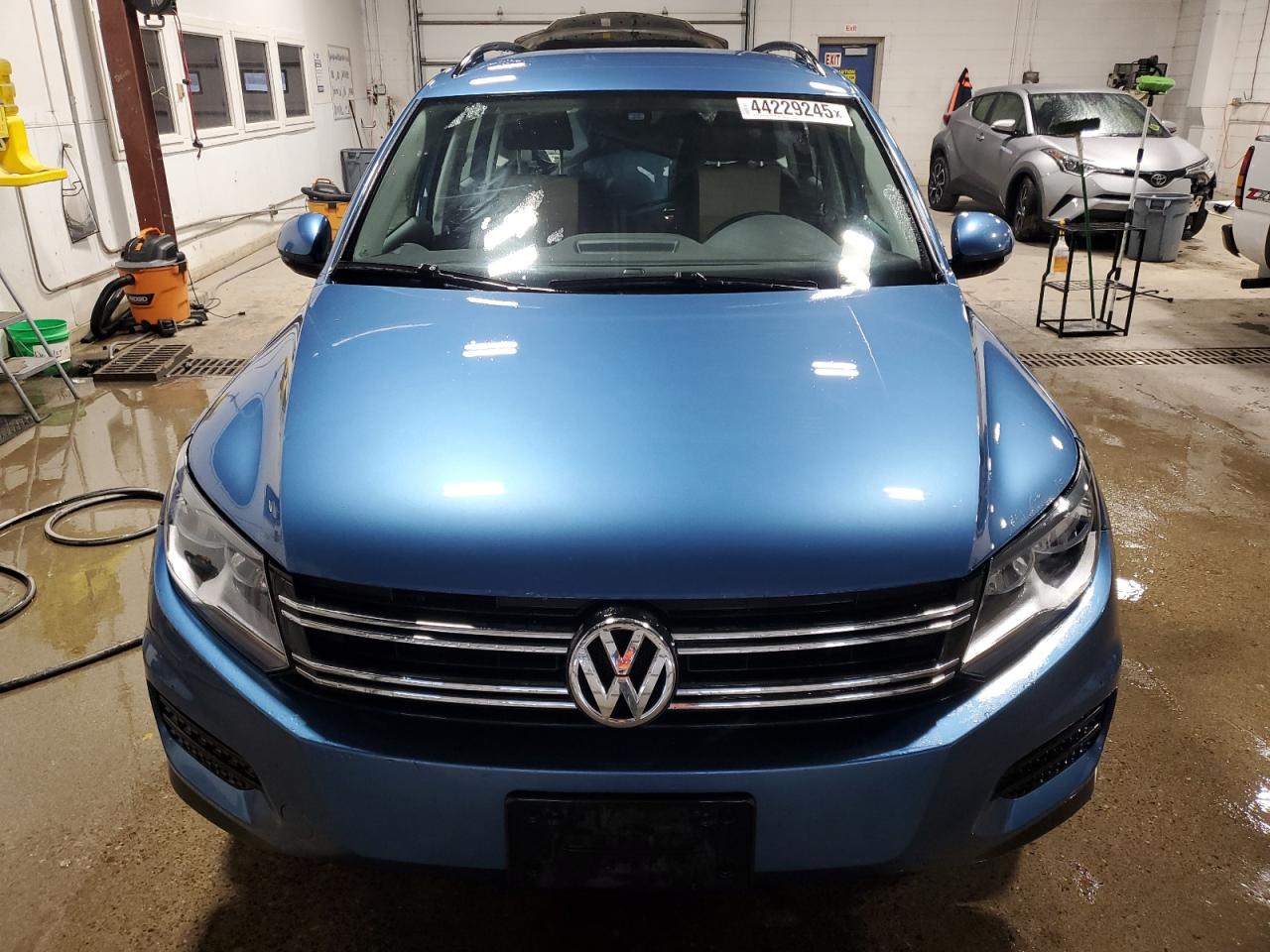 2017 Volkswagen Tiguan - Image 5
