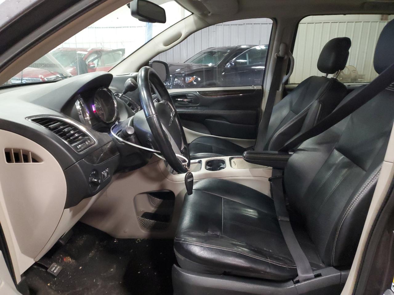 2015 Chrysler Town & Country - Image 7