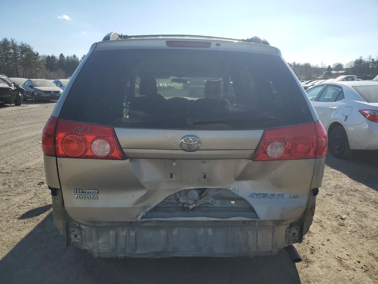2010 Toyota Sienna - Image 6