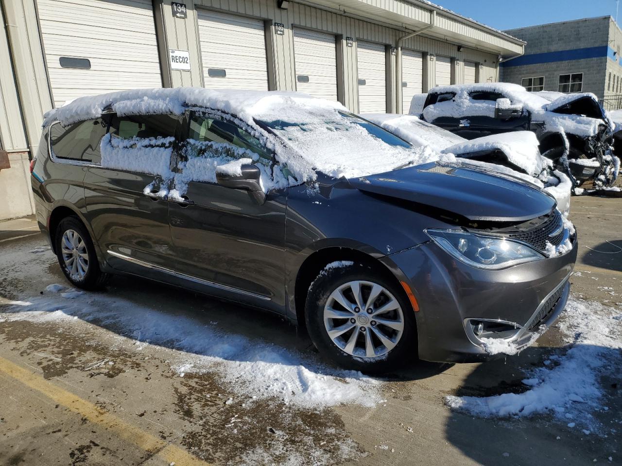 2017 Chrysler Pacifica - Image 4