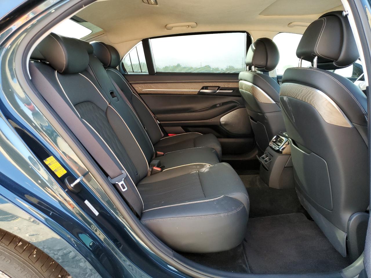 2022 Genesis G90 - Image 10