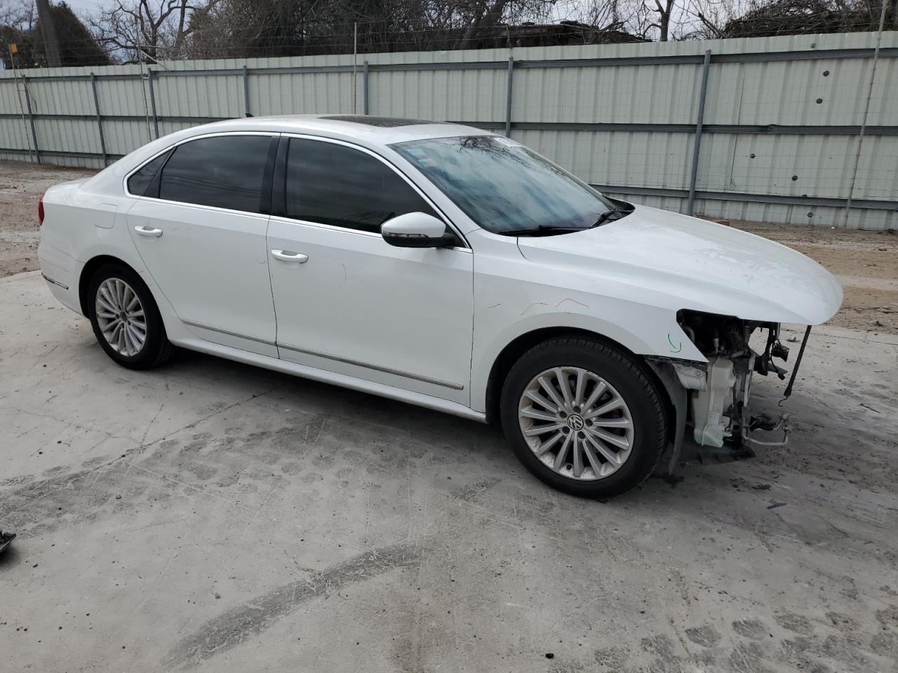 2016 Volkswagen Passat - Image 4