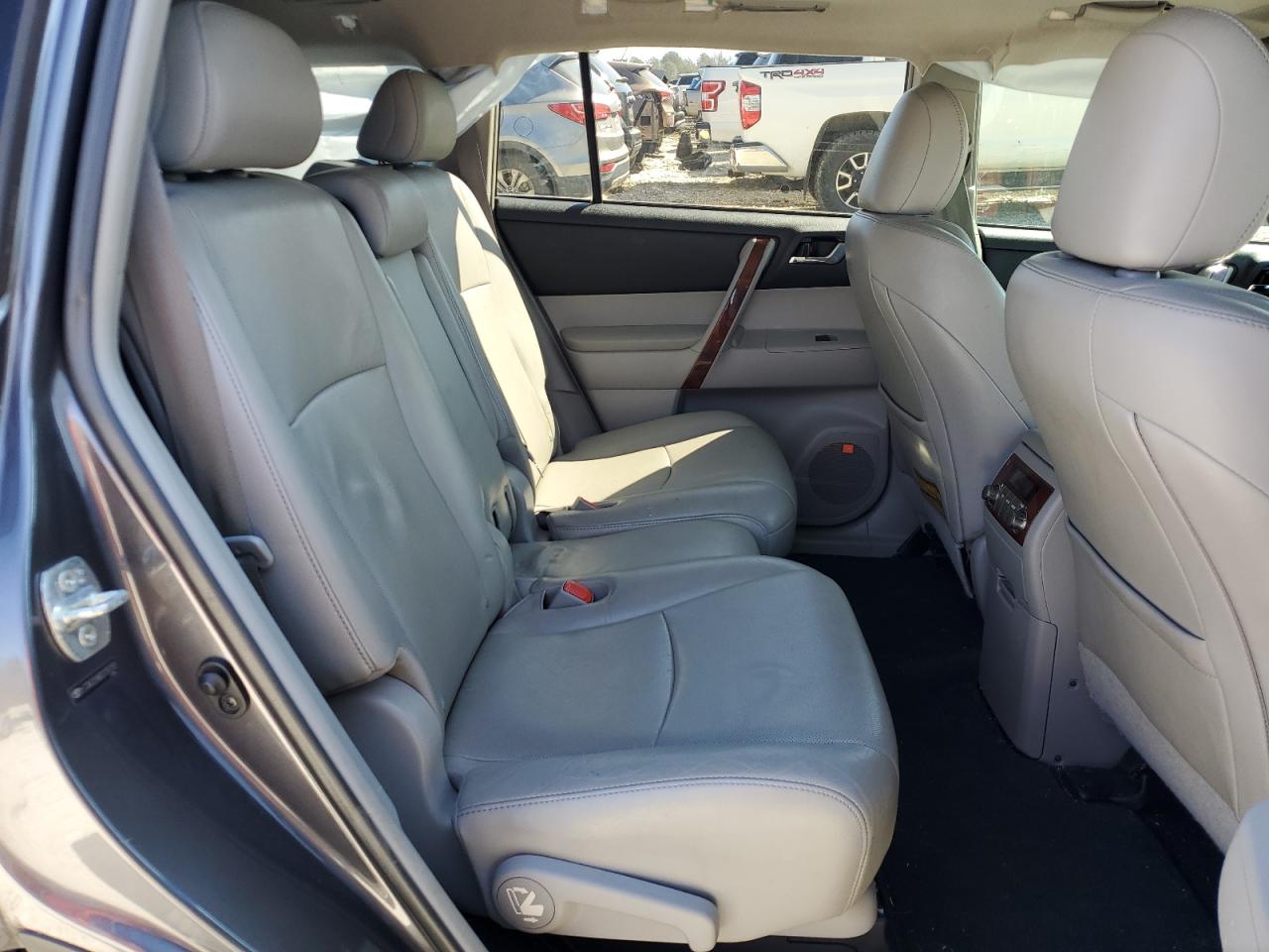 2013 Toyota Highlander - Image 11