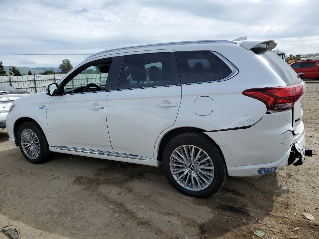 2019 Mitsubishi Outlander - Image 2