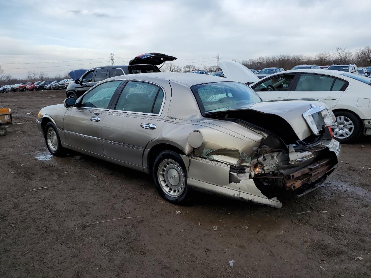2001 Lincoln Town Car - Image 2