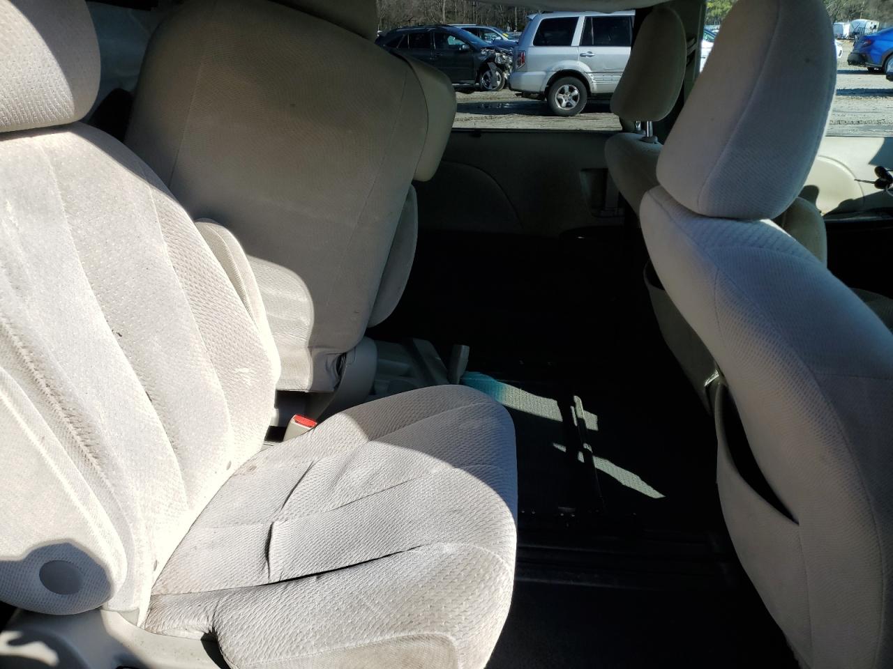 2011 Toyota Sienna - Image 11