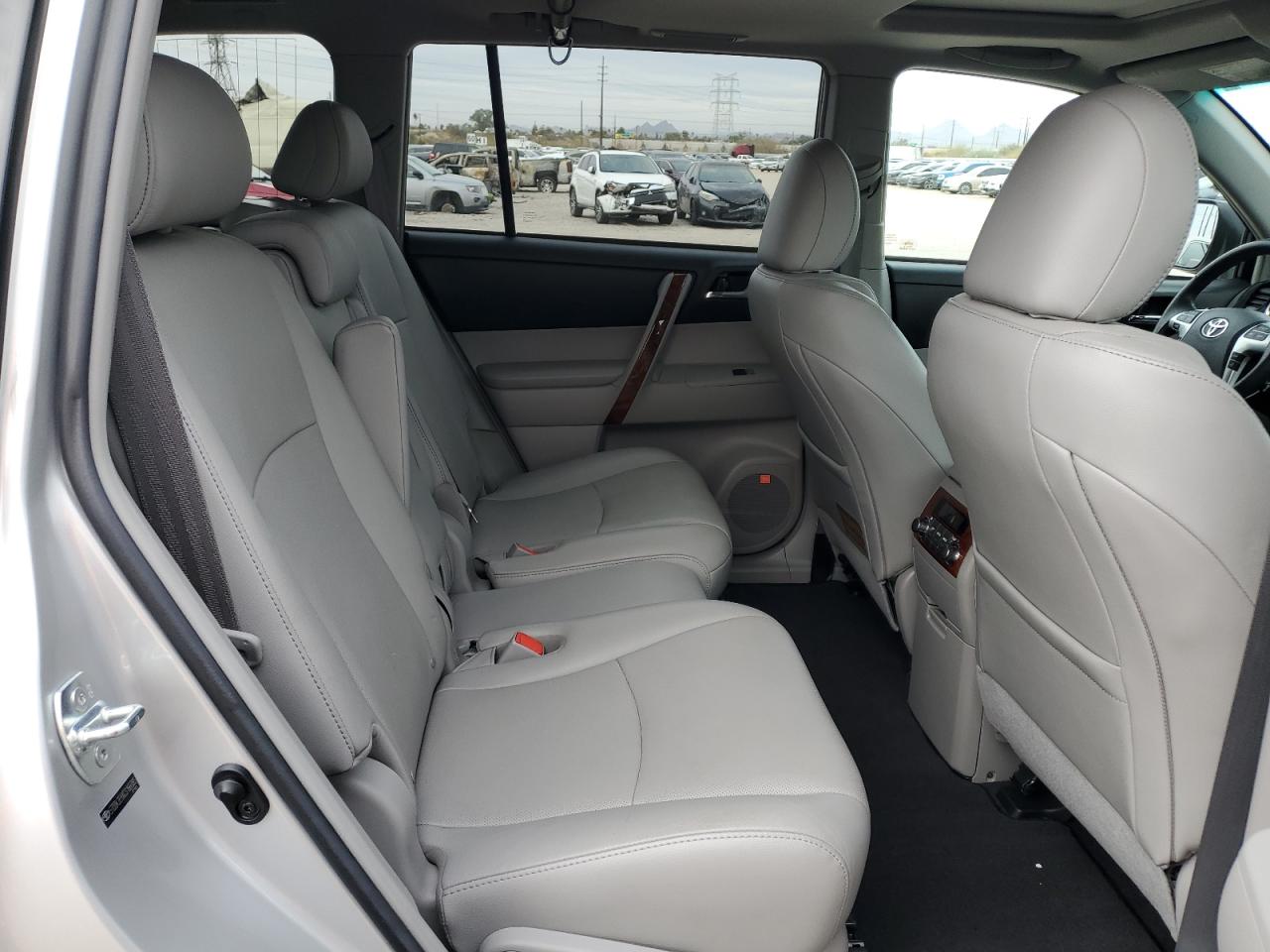 2012 Toyota Highlander - Image 11