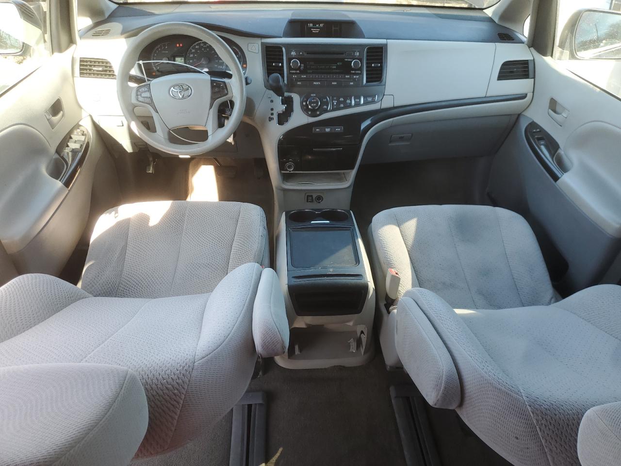 2013 Toyota Sienna - Image 8