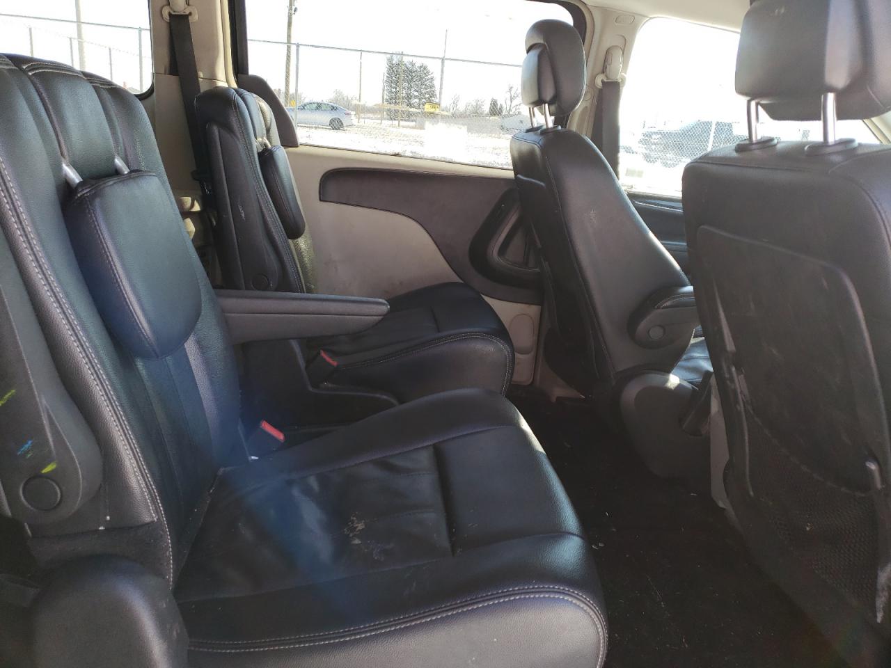2016 Chrysler Town & Country - Image 12