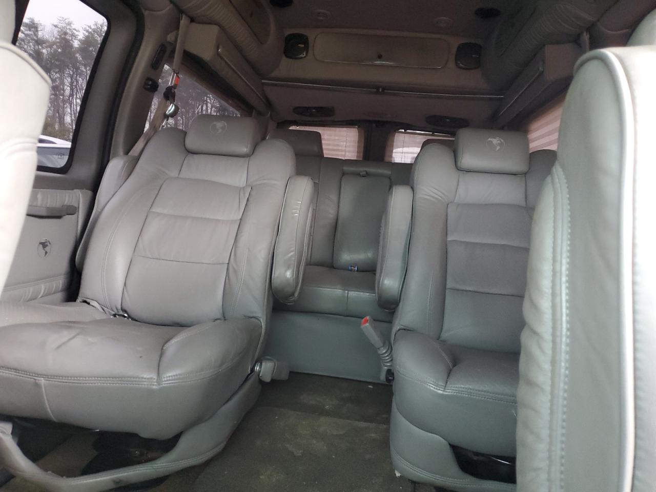2008 Chevrolet Express - Image 10