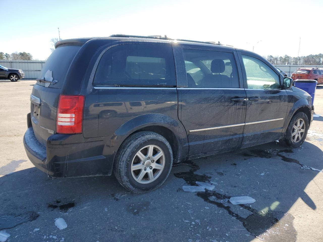 2010 Chrysler Town & Country - Image 3