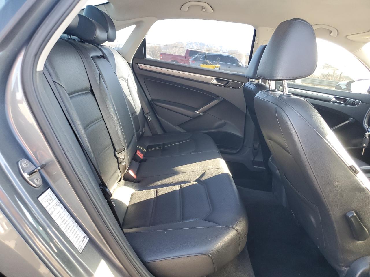 2017 Volkswagen Passat - Image 10