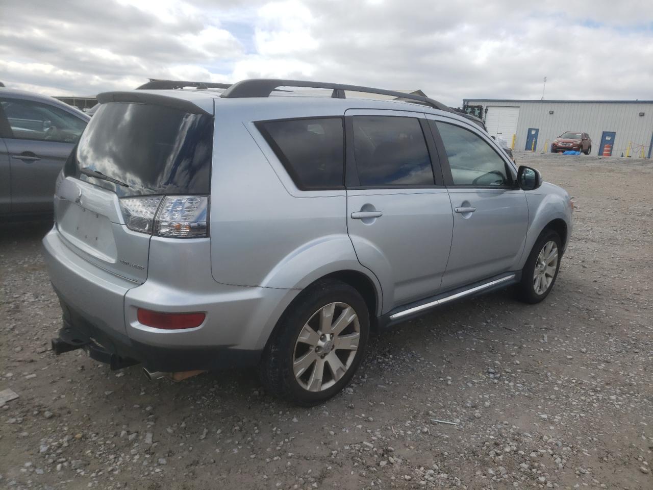 2013 Mitsubishi Outlander - Image 3