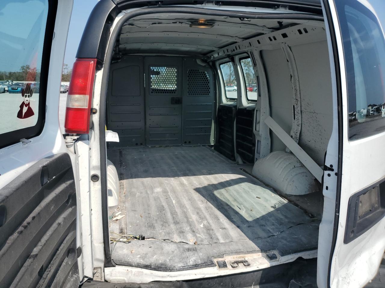 2013 GMC Savana - Image 10