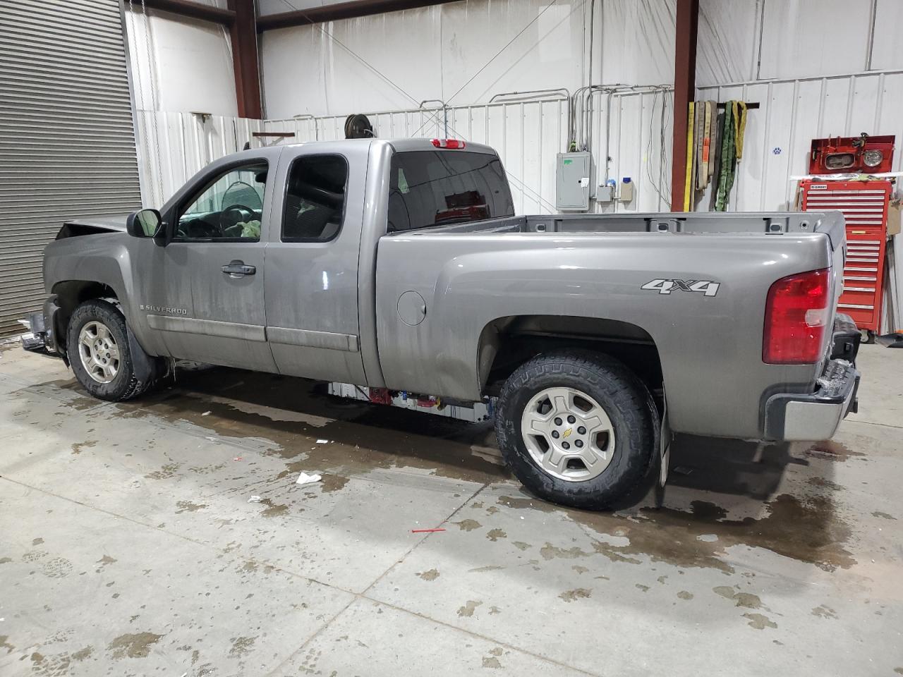 2007 Chevrolet Silverado - Image 2