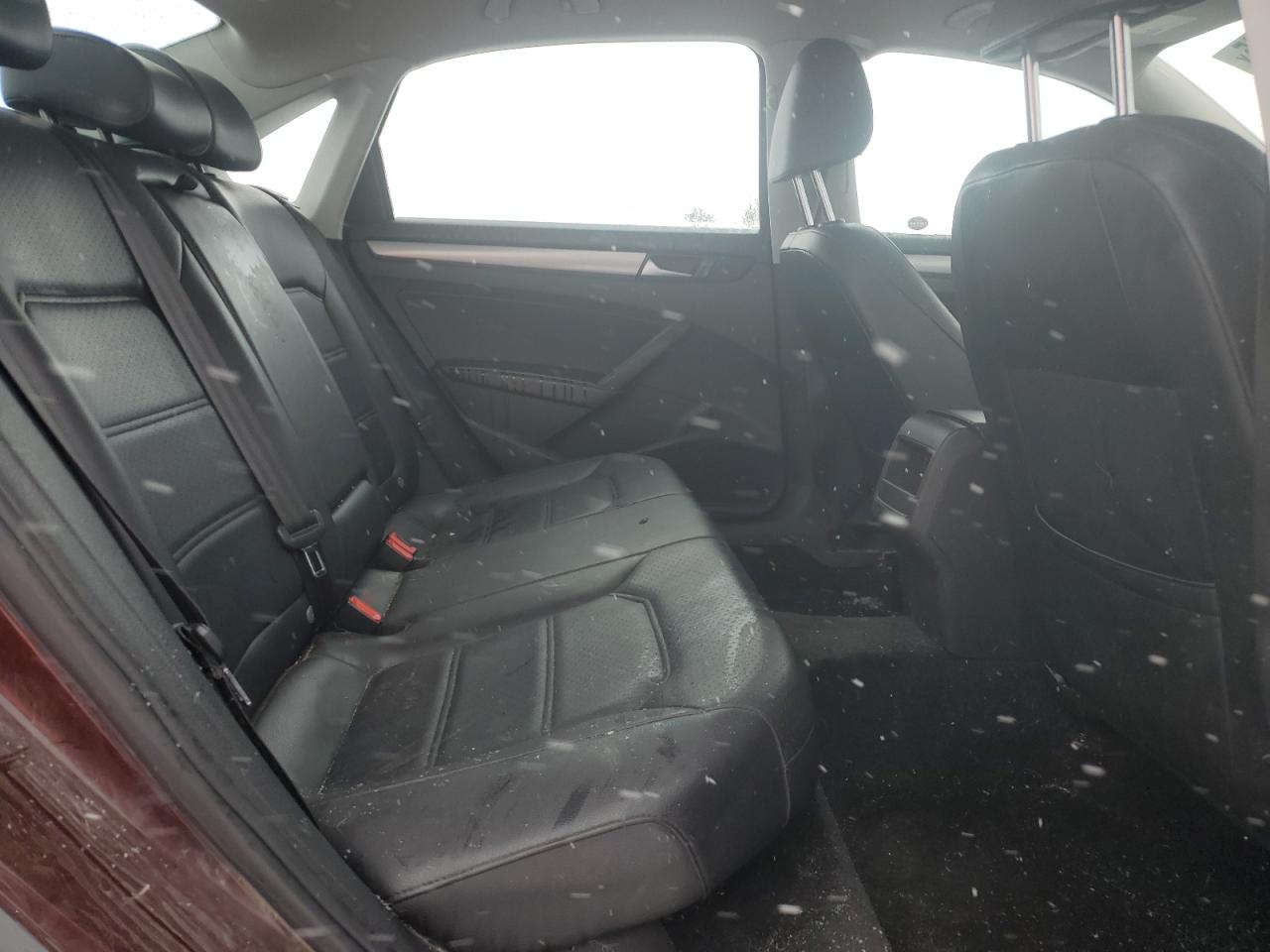 2014 Volkswagen Passat - Image 10