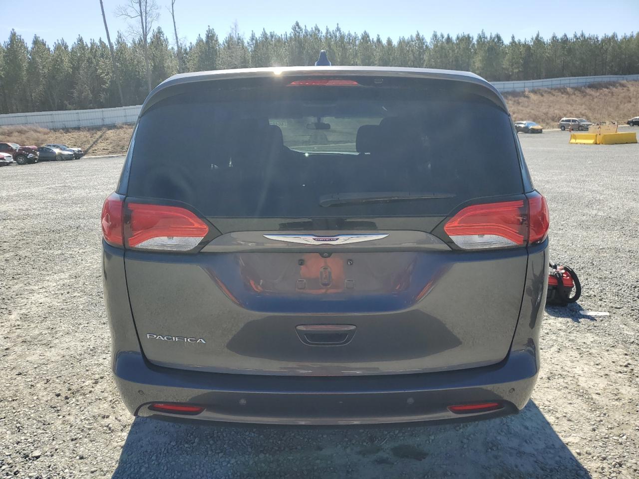 2018 Chrysler Pacifica - Image 6