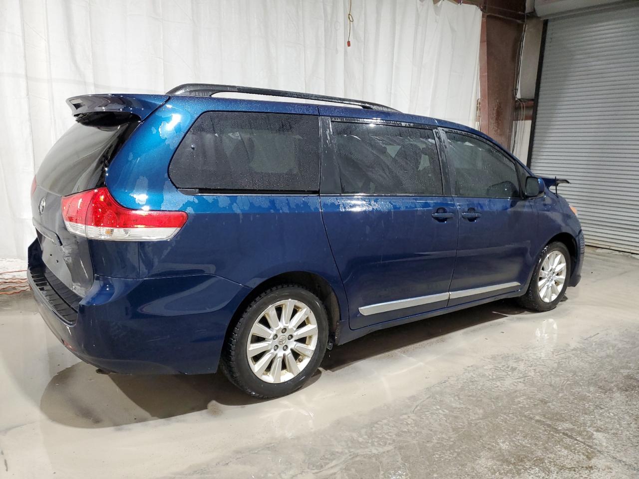 2012 Toyota Sienna - Image 3