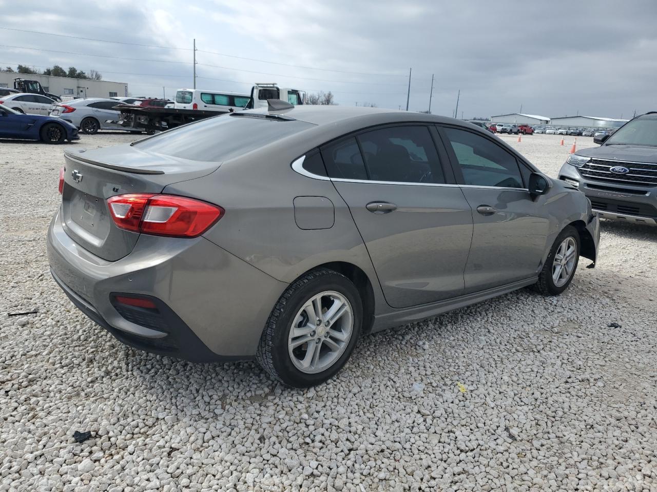 2018 Chevrolet Cruze - Image 3