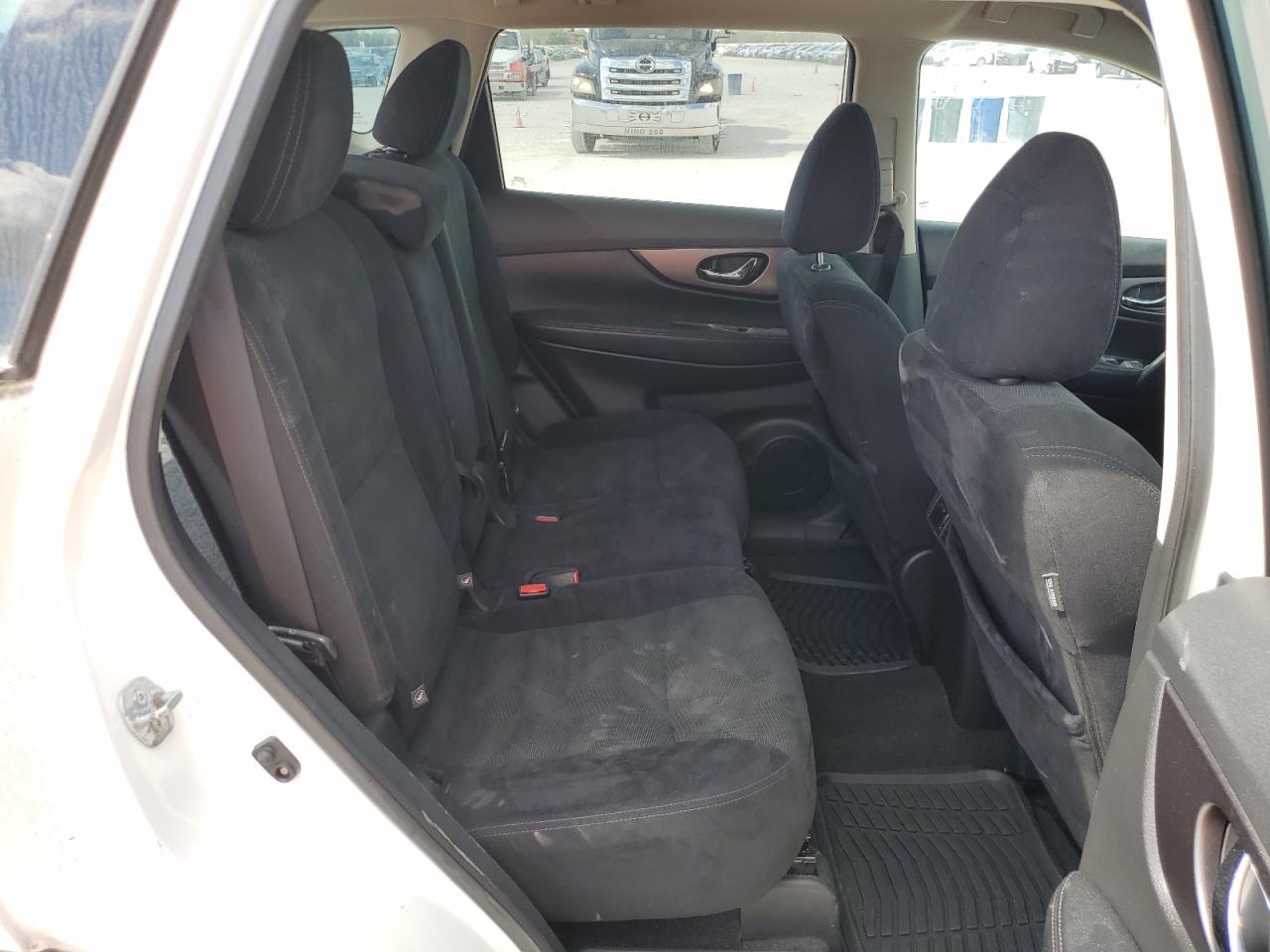 2016 Nissan Rogue - Image 11