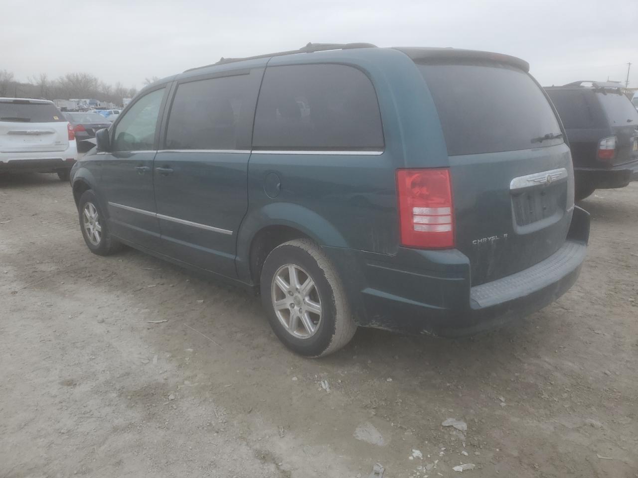 2009 Chrysler Town & Country - Image 2