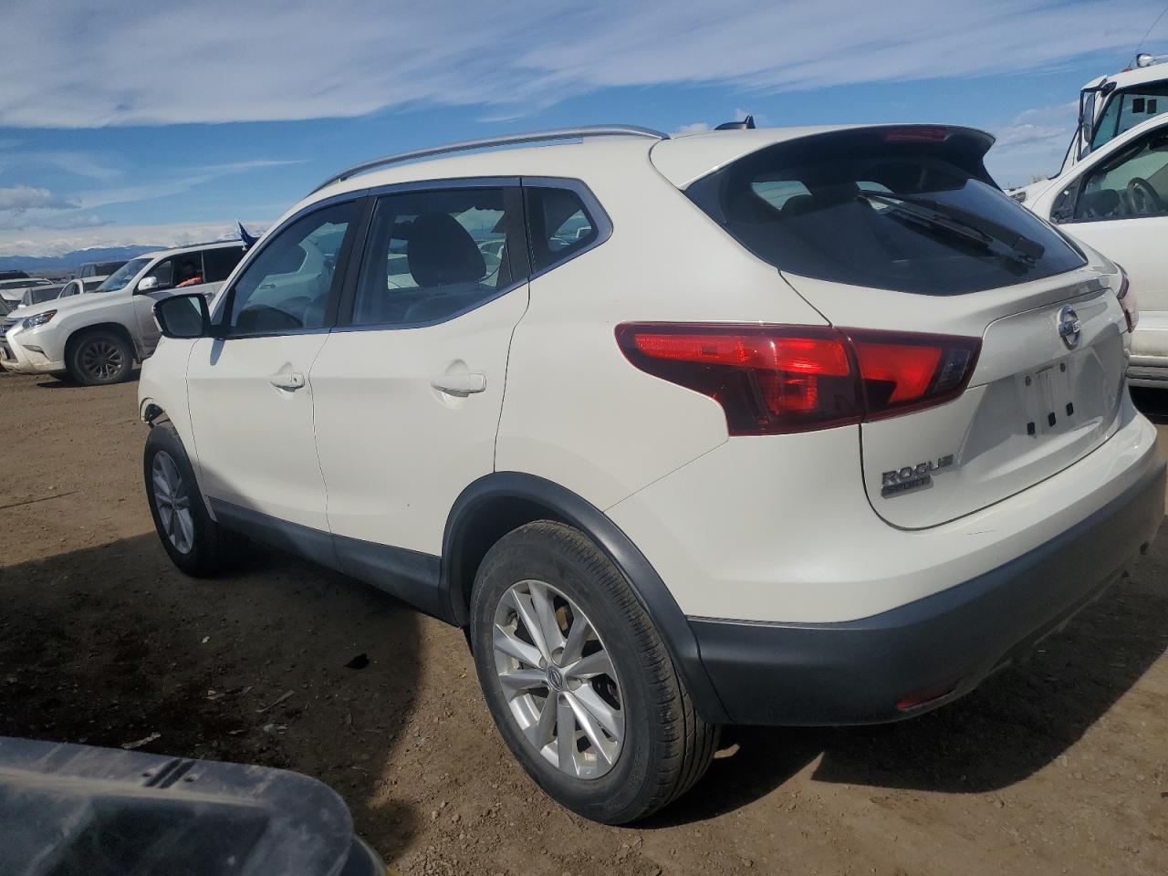 2017 Nissan Rogue - Image 2