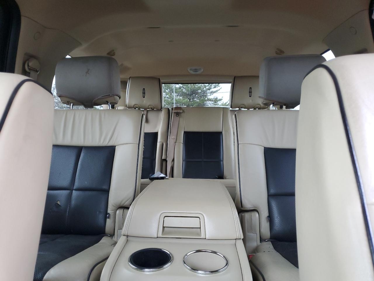 2010 Lincoln Navigator - Image 10